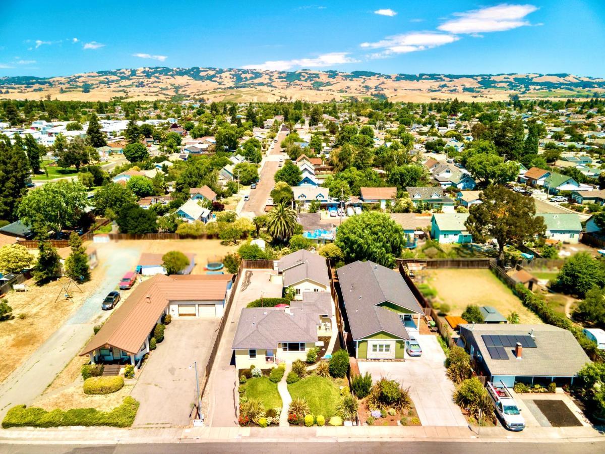 Spacious Renovated Petaluma Home- Pool Table, Fire Pit, Parking Exterior photo